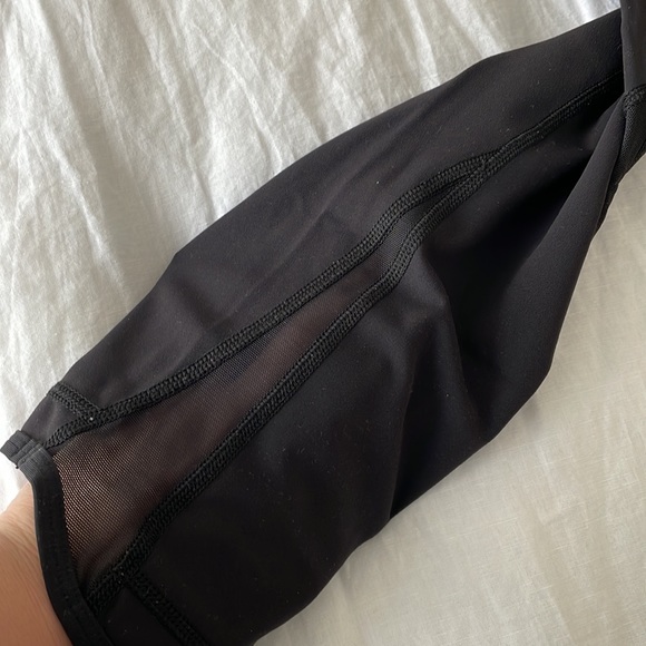 Lulu lemon cropped peekaboo leggings, perfect condition black size 4 - Picture 3 of 4